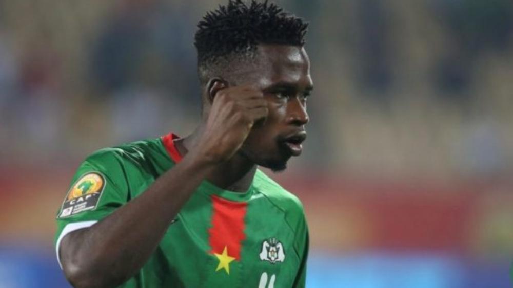 المدافع البوركينابي واتارا صومايلا يصل المغرب خلال ساعات للتوقيع في كشوفات الرجاء