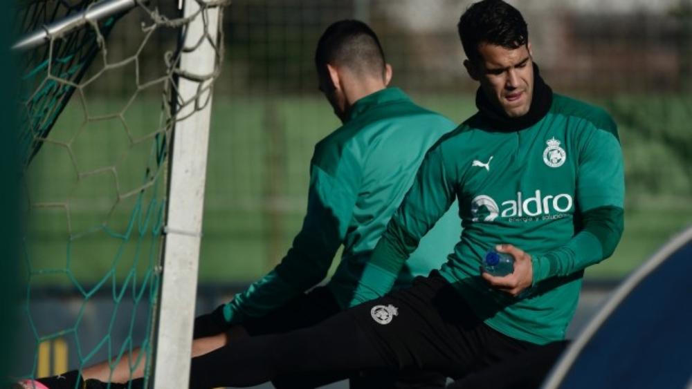 راسينغ سانتاندير الإسباني يعلن انتقال لاعبه إسماعيل بنقطيب لصفوف المغرب الفاسي