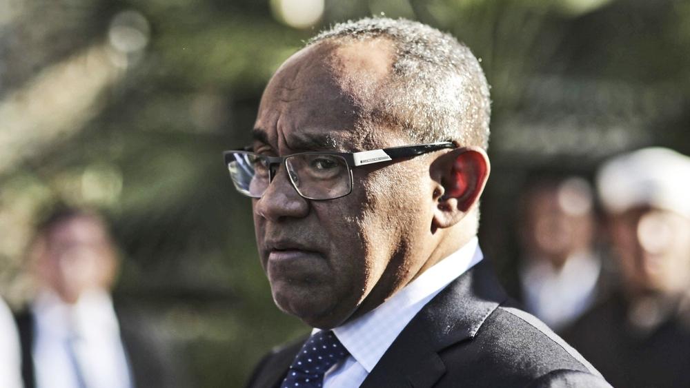 بعد عودته لرئاسة الـ"كاف".. أحمد أحمد يسافر إلى الكاميرون لحضور نهائي "الشان" بين المغرب ومالي