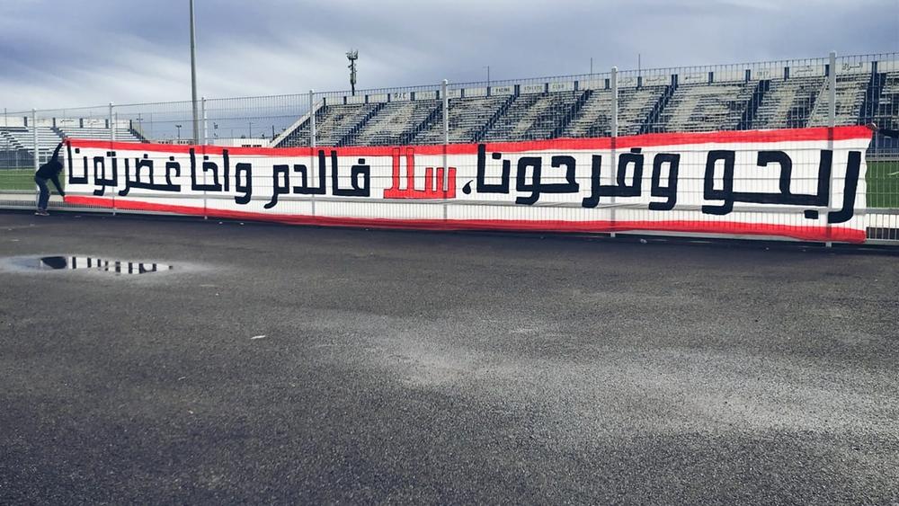 فصيل "القراصنة الحُمر" المساند لجمعية سلا: "رْبْحو وفْرْحونا.. سلا فالدّْمْ واخا غْضْرْتُونَا"