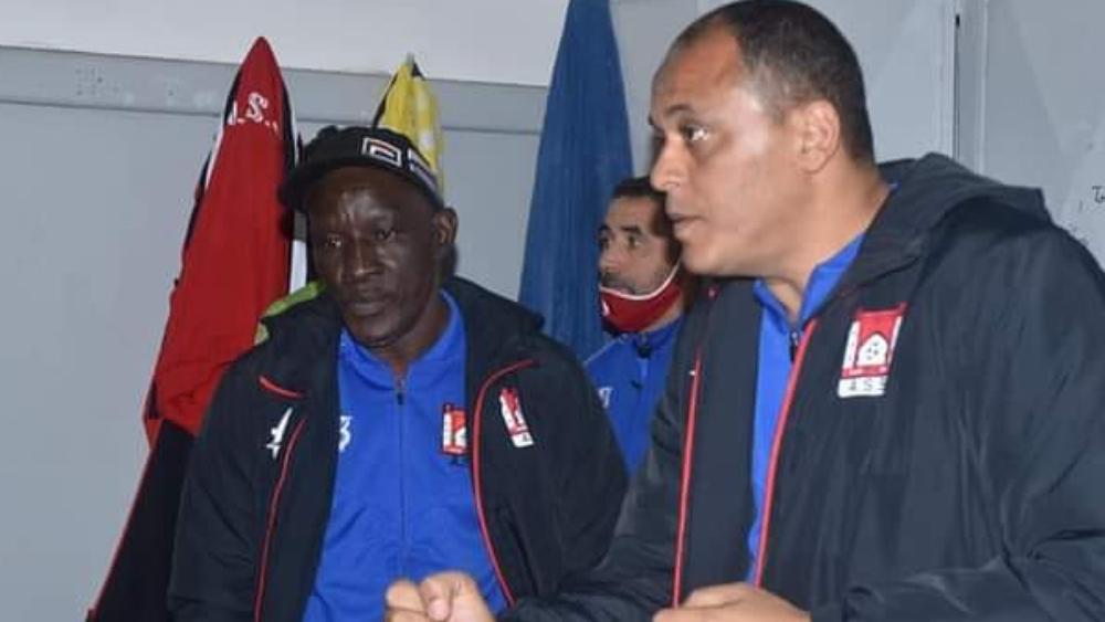 بعد تعرضه لـ"موقف عنصري".. هل تتجه الجامعة نحو إلغاء البطاقة الحمراء التي أشهرها الحكم الفارق في وجه نداو؟