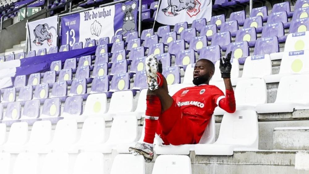 لاعب في الدوري البلجيكي يحتفل بـ"طريقة خاصة" للرد على "استفزازات" خصمه!