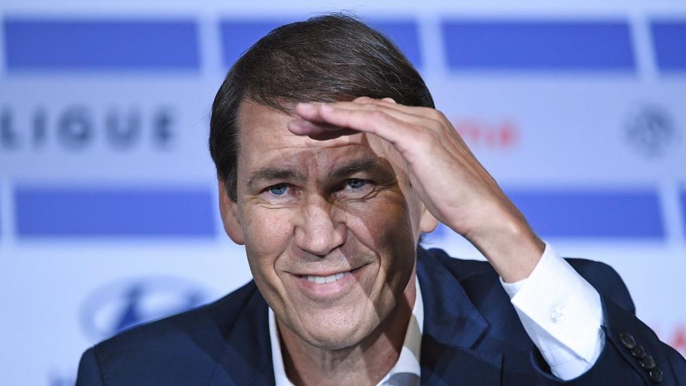 رودي غارسيا "يسخر" من كومان: "انتقد دي ماريا بسبب حديثه عن ميسي وهو نفسه تحدث عن إمكانية تعاقد برشلونة مع ديباي"