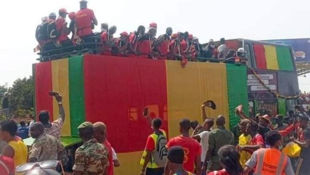 جموعٌ غفيرة وشخصيات سياسية ورياضية.. غينيا تحظى باستقبال "الأبطال" في ديارها بعد حلولها ثالثةً في "الشّان"