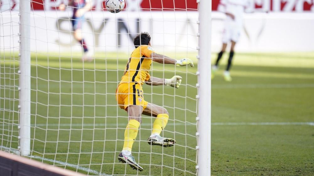 بتصديات "حاسمة" لأهداف محقّقة وشباك نظيفة للمباراة السابعة توالياً.. بونو يُنصّب نفسه "رجلاً" لمواجهة إشبيلية وهويسكا