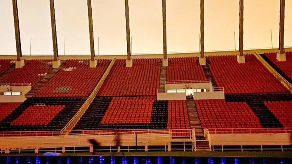 قبل مباراة الجيش والرجاء.. أعضاء "أولترا عسكري" يقتحمون ملعب"مولاي عبد الله" ويكتبون لإدارة النادي "OUT" فوق كراسي المدرجات!