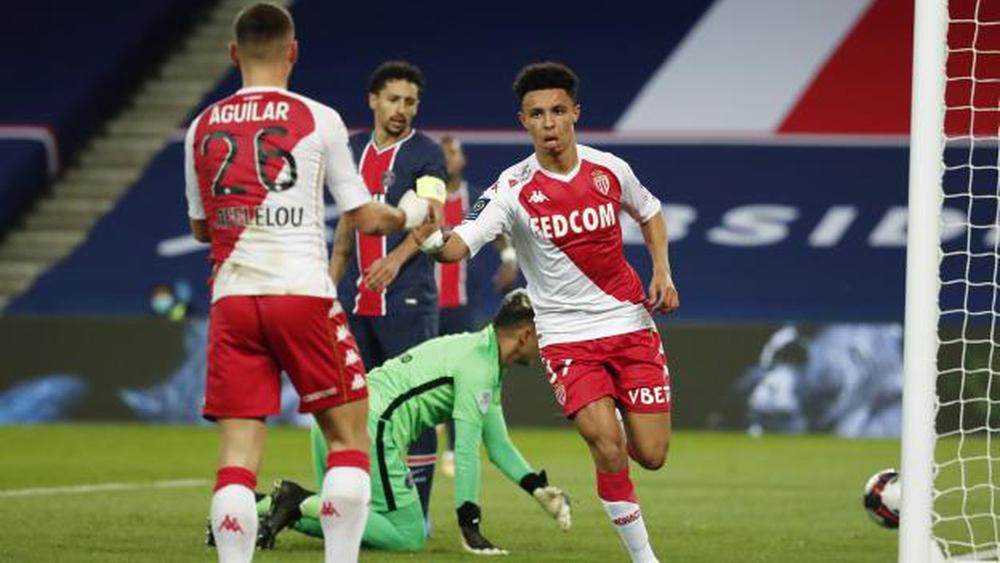 موناكو يُفاجئ باريس سان جيرمان ويتفوق عليه بثنائية في "حديقة الأمراء"