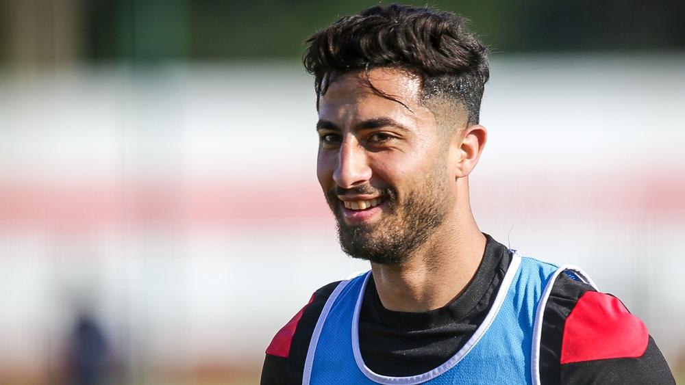 بمناسبة ذكرى ميلاده المتزامنة مع "رحلة لواندا".. لاعبو الوداد يحتفلون بالحسوني بعد الفوز على بيترو أتليتيكو