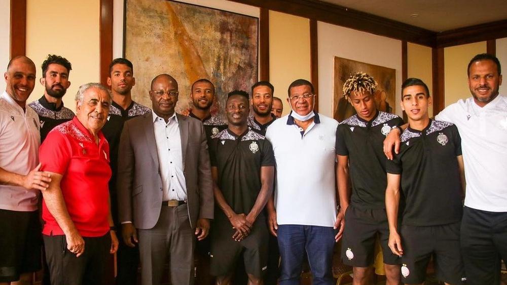 رئيس اتحاد بوركينا فاسو يزور بعثة الوداد قبل مواجهة كايزر شيفس ومكونات النادي تشكره على "الترحيب والمودة"