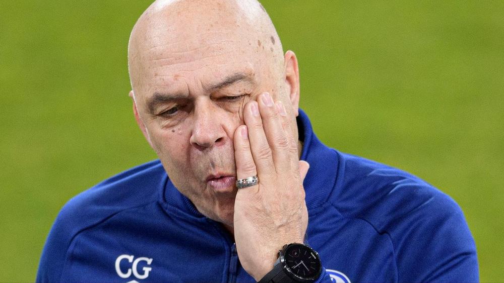 شالكه يعلن إقالة مدربه كريستيان جروس ويواصل الغرق في أسفل ترتيب البوندسليجا