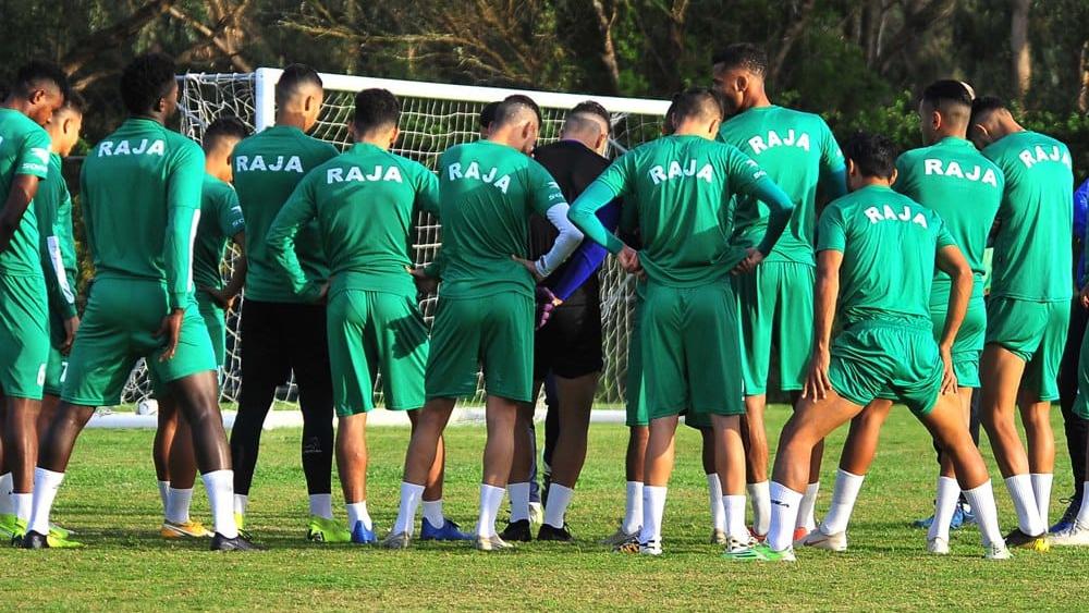 الرجاء يكشف عن قائمته لمباراة الدفاع الجديدي.. عودة بوعميرة وحضور بولهرود وسومايلا