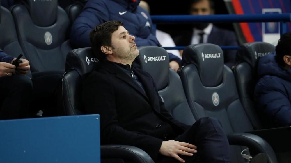 مدافع باريس سان جيرمان “ميتشيل باكر” يتمرد على تدريبات “بوتشيتينو” ويركل لوحة إعلانات اعتراضًا على مدربيه