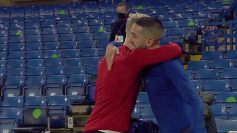 زياش يلتقي بـ"صديقه" فان دي بيك بعد مباراة مانشستر يونايتد ويتبادلان القمصان