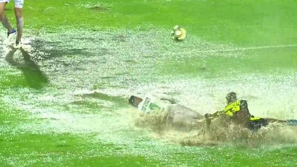 بسبب التساقطات المطرية التي من المنتظر أن تشهدها الدار البيضاء .. جماهير الوداد متخوفة من تكرار سيناريو مباراة الرجاء وتونغيث السينغالي