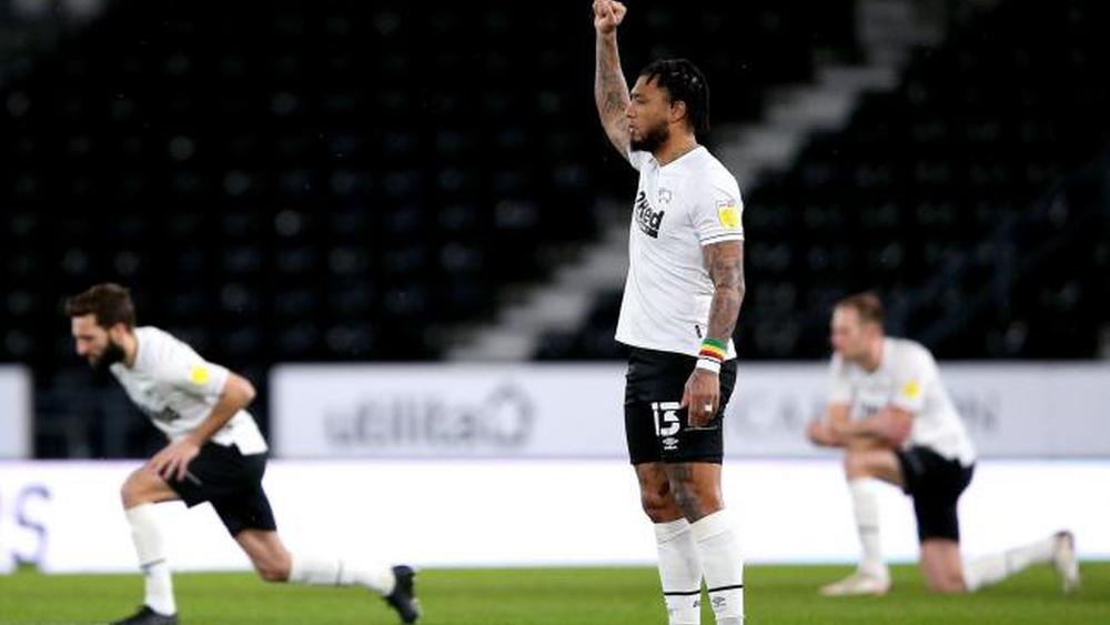 ديربي كاونتي يمنع لاعبيه بشكل رسمي من إيماءة الإنحناء على الركبة