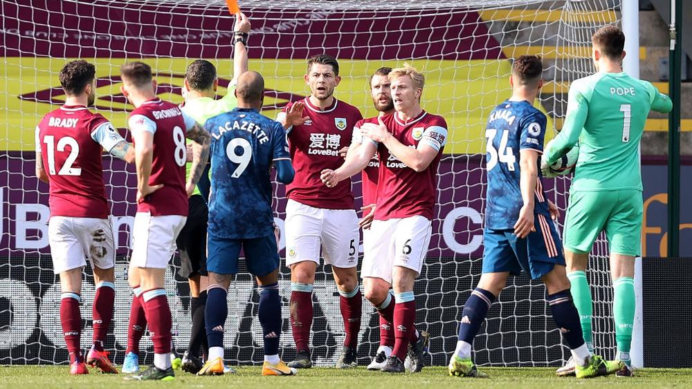 آرسنال يتنازل عن نقطتين بالتعادل خارج ملعبه أمام بيرنلي