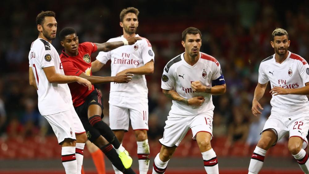 "قمة" مانشستر يونايتد أمام ميلان "تخطف الأضواء" في ثمن نهائي الدوري الأوروبي