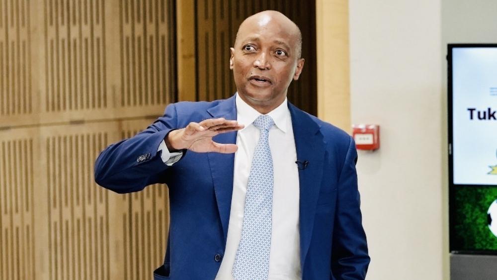 رسميًا/ الجنوب أفريقي باتريس موتسيبي يستلم رئاسة الـ"كاف"