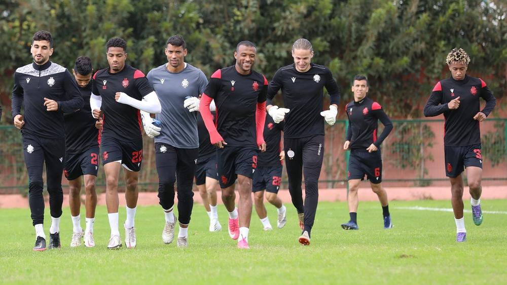 الوداد يخضع لفحص "كورونا" قبل السفر إلى غينيا والبنزرتي يرفض إراحة اللاعبين بعد التعادل مع المغرب التطواني