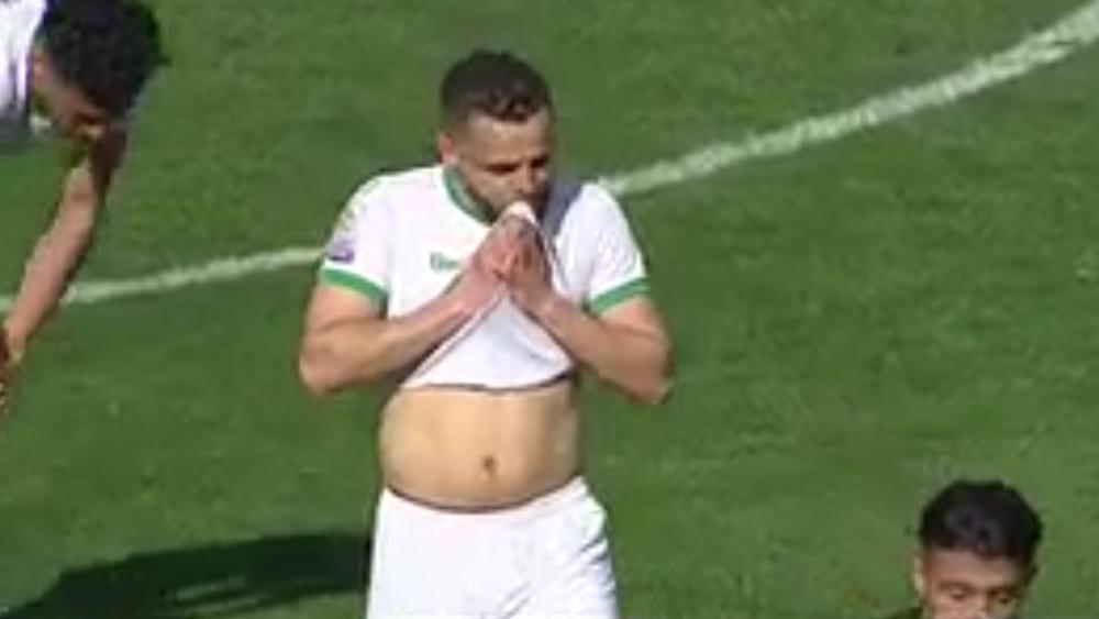 الغنجاوي يظهر بـ"بطنٍ مُنتفخة" في لقاء الدفاع الجديدي ويُسائل علاقة اللاعبين المغاربة بنمط حياة صحي