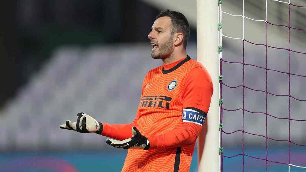 فيروس "كورونا" يحرم الإنتر من خدمات حارسه هاندانوفيتش أمام ساسولو