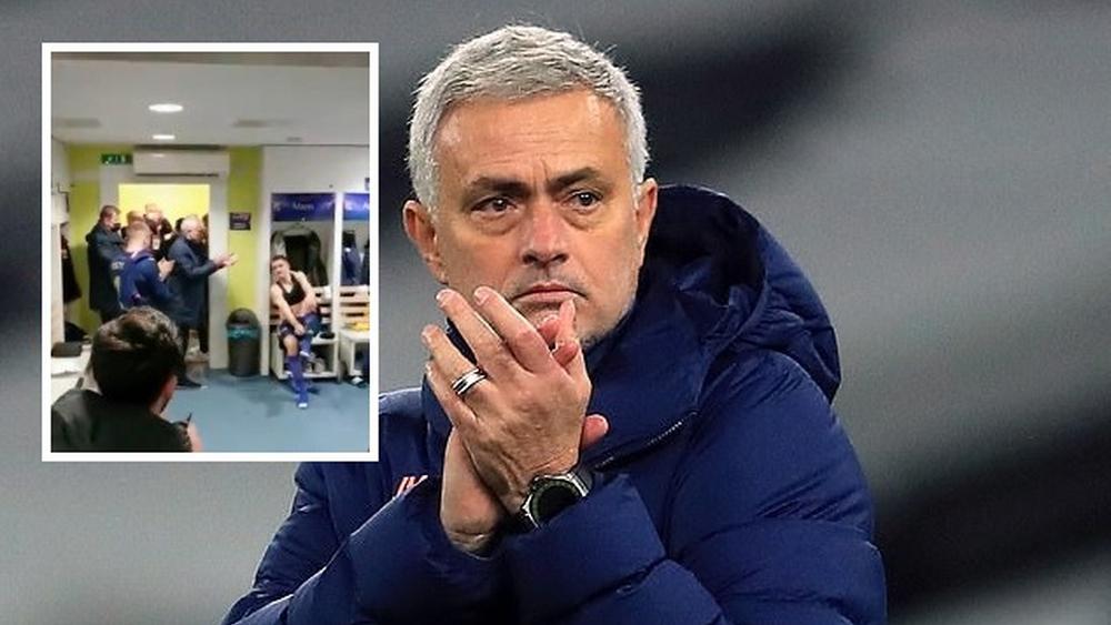 بعد إقصاء فريقه من الدوري الأوروبي.. مورينيو يزور لاعبي دينامو زغرب في غرفة الملابس ويهنئهم على تأهلهم للدور الموالي