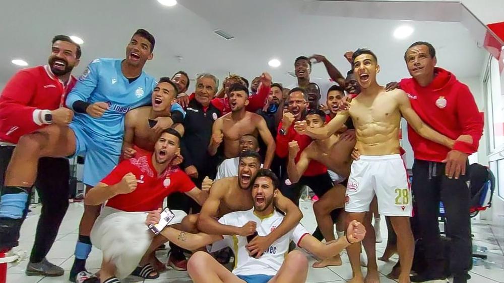 أجواء وأهازيج احتفالية في مستودع ملابس الوداد بعد الظفر بِرِهان "الديربي"