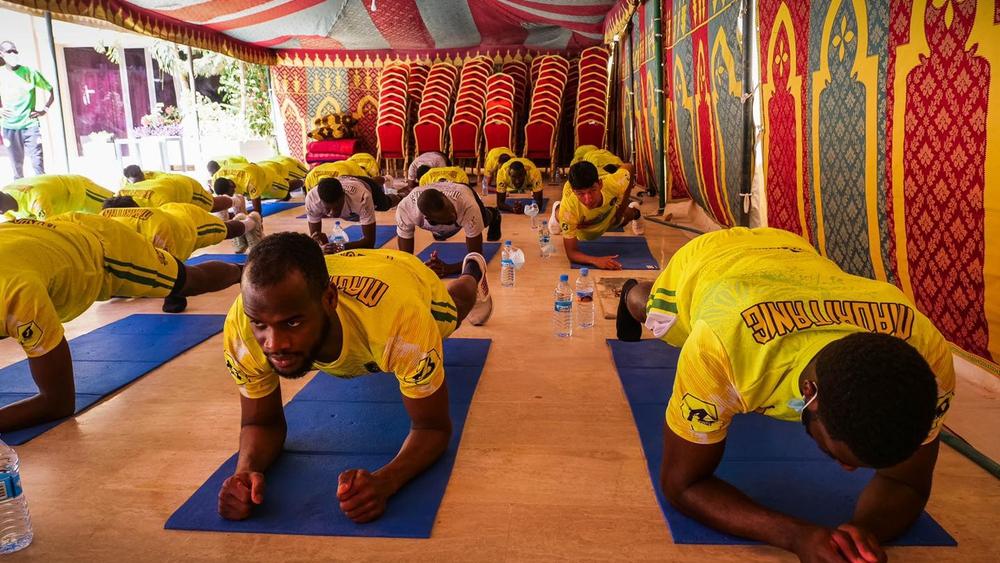 وسط خيامٍ منصوبةٍ بمقر تداريبه.. المنتخب الموريتاني يُجري حصة لتقوية العضلات تأهباً لمنازلة المغرب