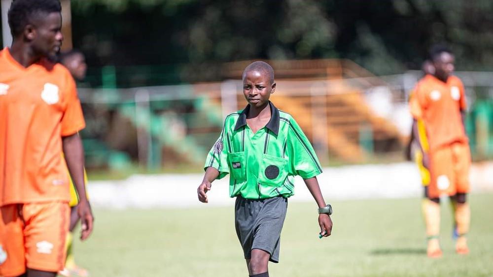 الزامبي "رفائيل مبوتيلا" يصنع الحدث كـ"أصغر حكم" يقود مباراةً في أفريقيا وهو في سن الـ16 فقط!