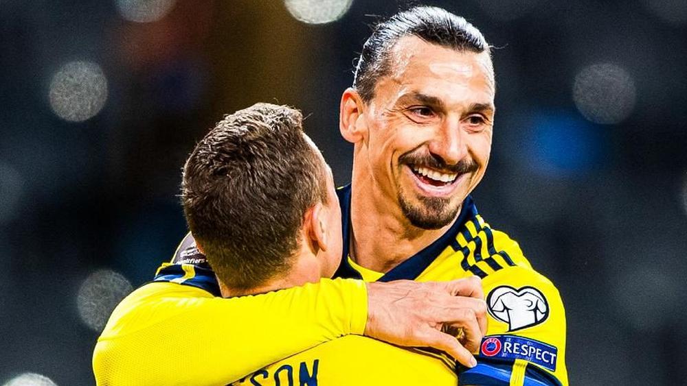 إبراهيموفيتش يفي بكلمته لمدرب السويد: "وعدته أنني سأغني النشيد الوطني لأول مرة"