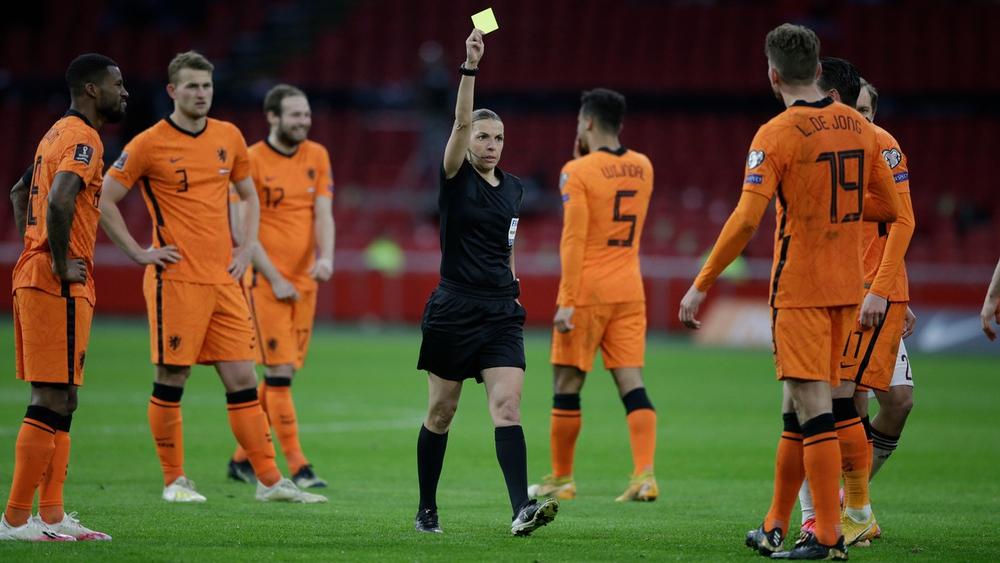 الفرنسية ستيفاني فرابار "أول امرأة" تدير مباراة في تصفيات كأس العالم للرجال