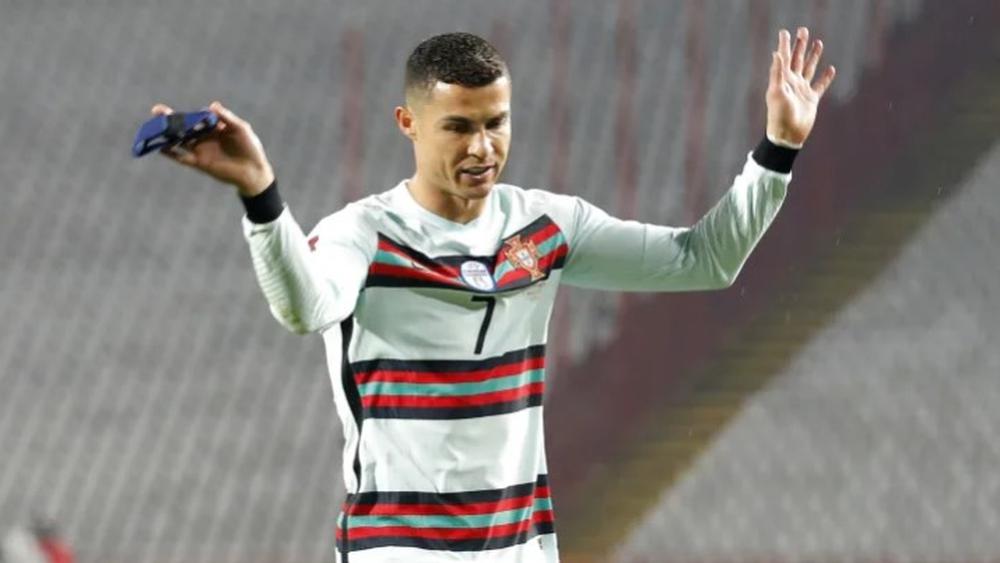 الصحف البرتغالية تُشاطر "حالة الغضب" مع رونالدو وتنتقد غياب "الفار" في مباراة صربيا