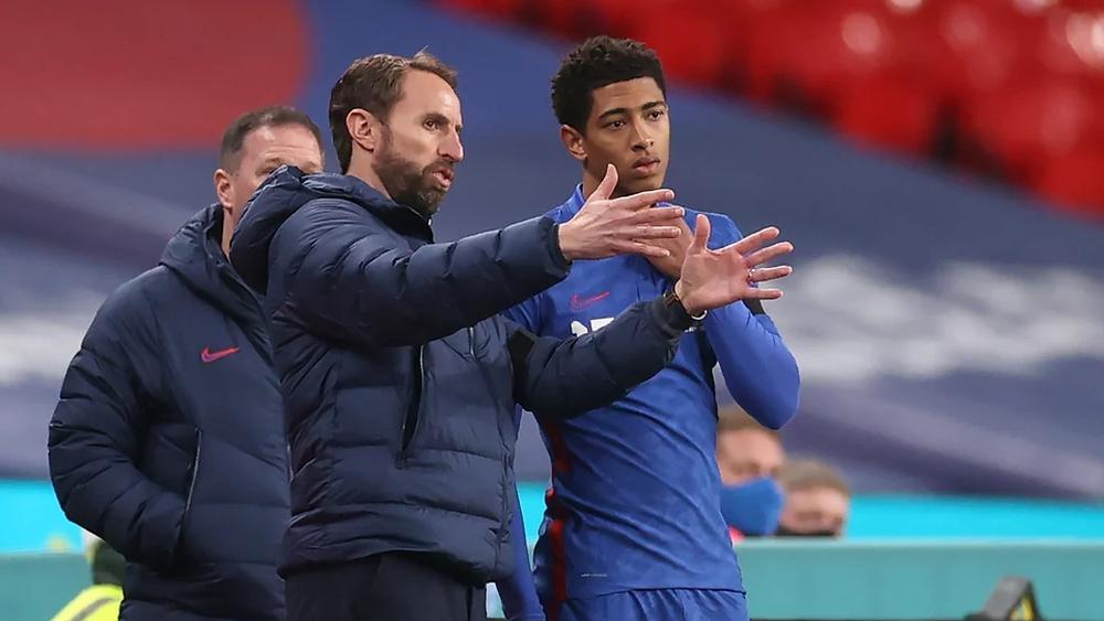 بسبب العنصرية.. مدرب منتخب إنجلترا يدعو لاعبيه للاقتداء بهنري والابتعاد عن مواقع التواصل الاجتماعي