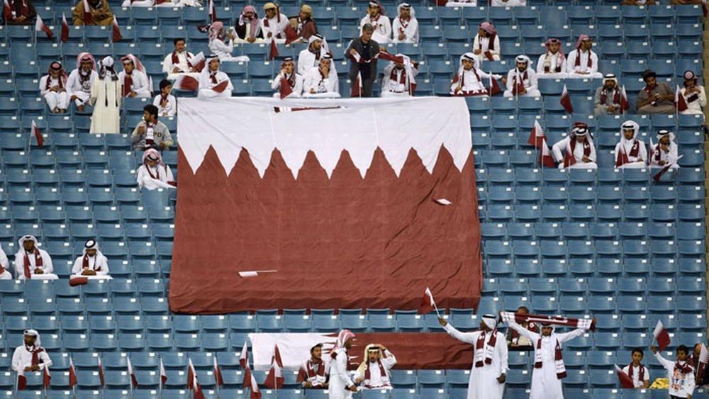 بعدما كانت من أوائل البلدان التي سمحت بعودة الجماهير.. قطر تُعيد إغلاق المدرجات في وجه المشجعين خوفًا من "كورونا"