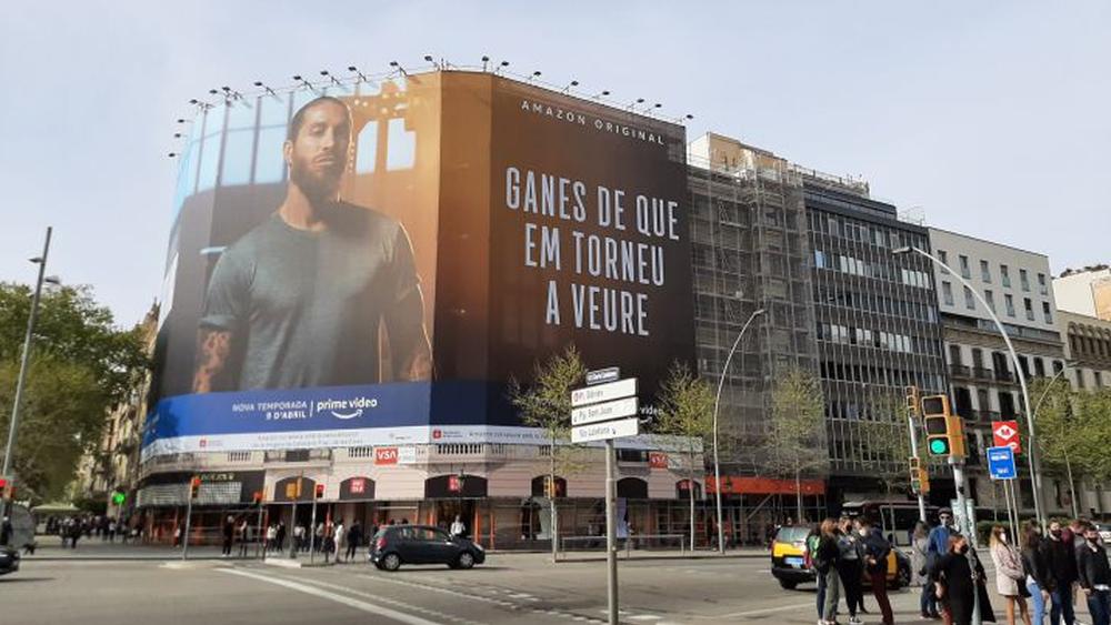 راموس "يرد" على لابورتا ويروج لفيلمه الوثائقي بـ"لافتة عملاقة" وسط مدينة برشلونة: "أريدك أن تراني مرة أخرى"