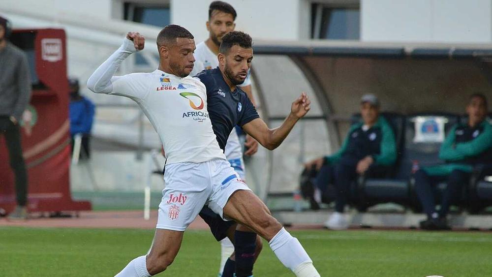 في لقاء شهد ركلتي جزاء و4 بطاقات حمراء.. حسنية أكادير "يقلب الطاولة" على ضيفه سريع وادي زم