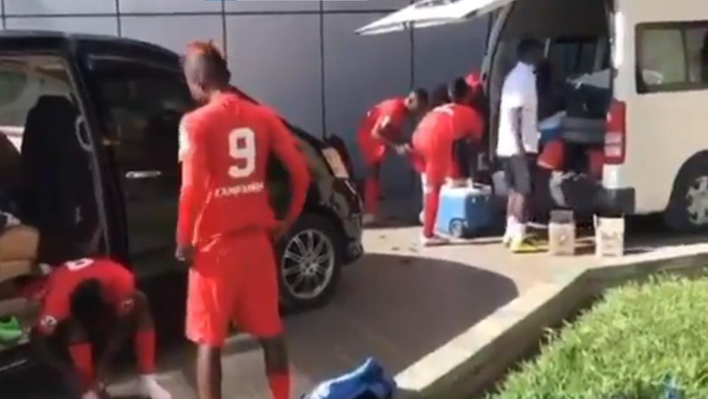 في مواقف لا تقع إلا في أفريقيا.. لاعبو نكانا الزامبي يرفضون دخول مستودع ملعب "بنجامين مكابا" ويغيرون ملابسهم في موقف السيارات