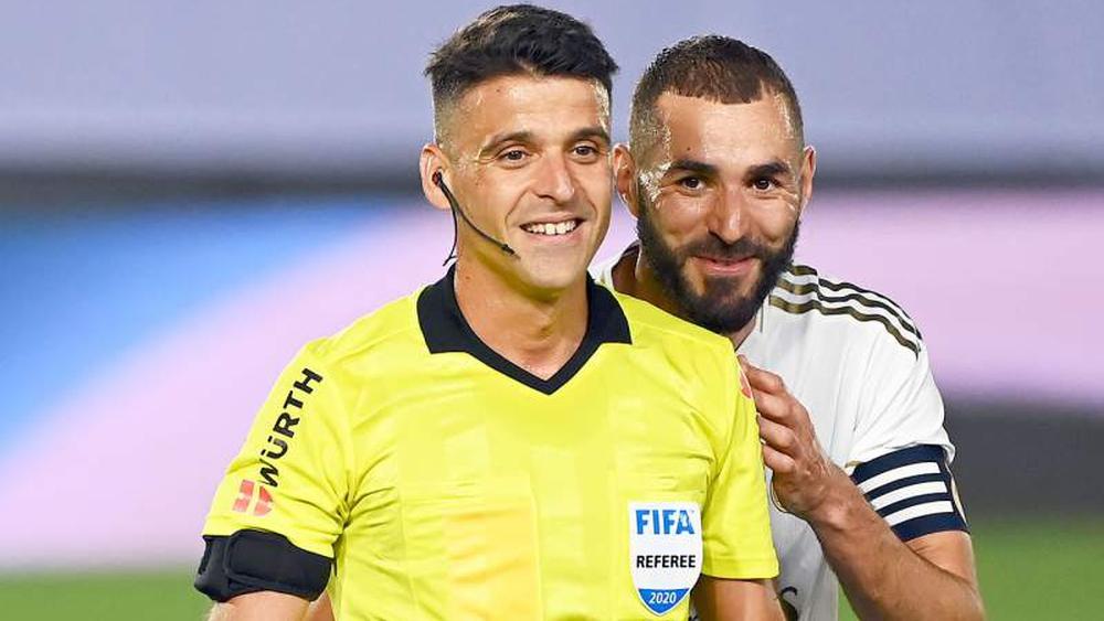 بعد إصابة "ماثيو لاهوز".. الاتحاد الإسباني يُغيّر حكم "الكلاسيكو" ويسند المهمة لـ"جيل مانزانو"