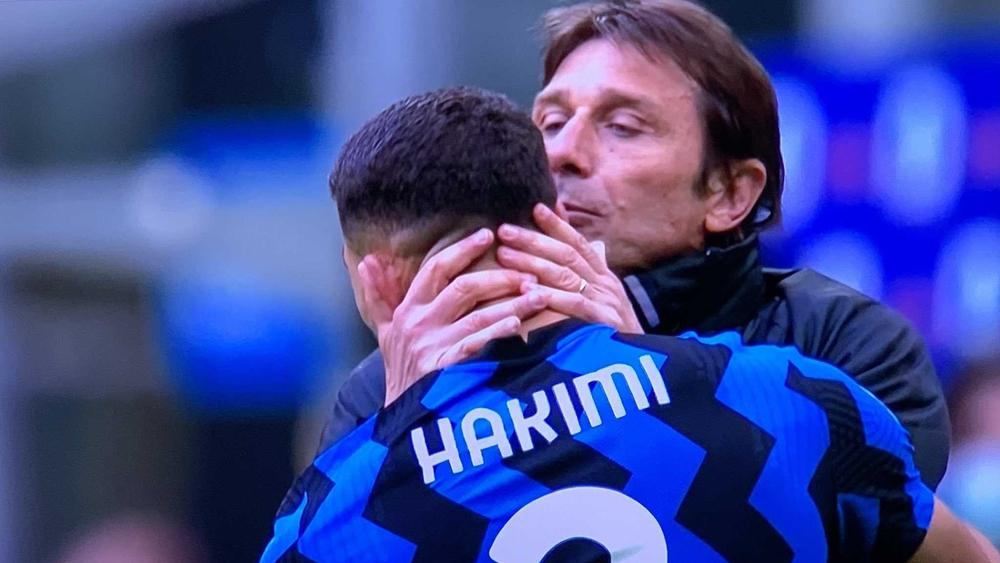 بعد تألقه وتقديمه تمريرة هدف الإنتر الوحيد أمام كالياري.. كونتي يُكافئ حكيمي على مجهوداته بـ"عناق حار" و"قبلة على الرأس"