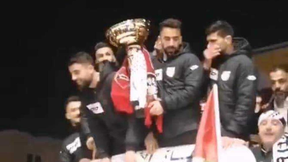 لاعبو شباب الخليل يزينون كأس الدوري الفلسطيني بـ"وشاح" الفصيل الودادي "وينرز" طيلة احتفالاتهم باللقب