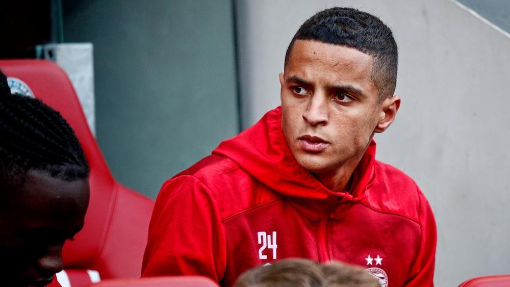 إعلامي هولندي: "صبرُ مسؤولي إيندهوفن نَفَدَ بشأن إيحاتارن" وتقارير تُشير إلى اقترابه من "أسود الأطلس"