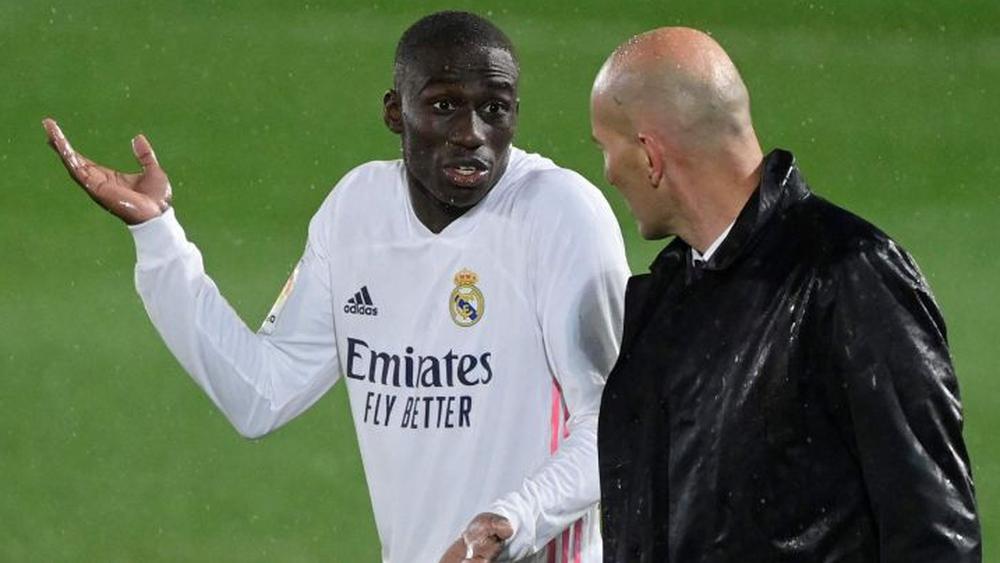 ميندي يصاب ويضع زيدان في "موقف صعب" قبل مواجهة خيتافي.. ريال مدريد يعرف غياب 6 أسماء في خط الدفاع