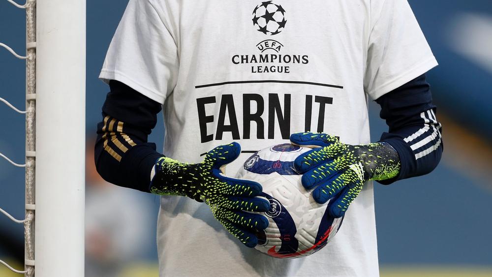 ليدز يونايتد يحتج على دوري السوبر الأوروبي بارتداء قمصان "كن جديرًا لها" أمام ليفربول