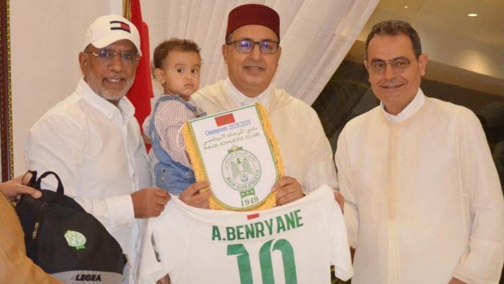 سفير المغرب بتنزانيا يستضيف مكونات الرجاء على مائدة الإفطار طيلة تواجدهم بدار السلام قبل حضوره مواجهة "النسور" ونامونغو