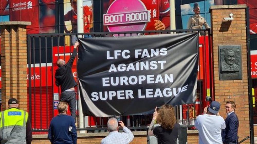 لأول مرة .. جماهير ليفربول تُعبر عن فرحتها بهدف ليدز في شباكهم اعتراضًا على دوري السوبر الأوروبي