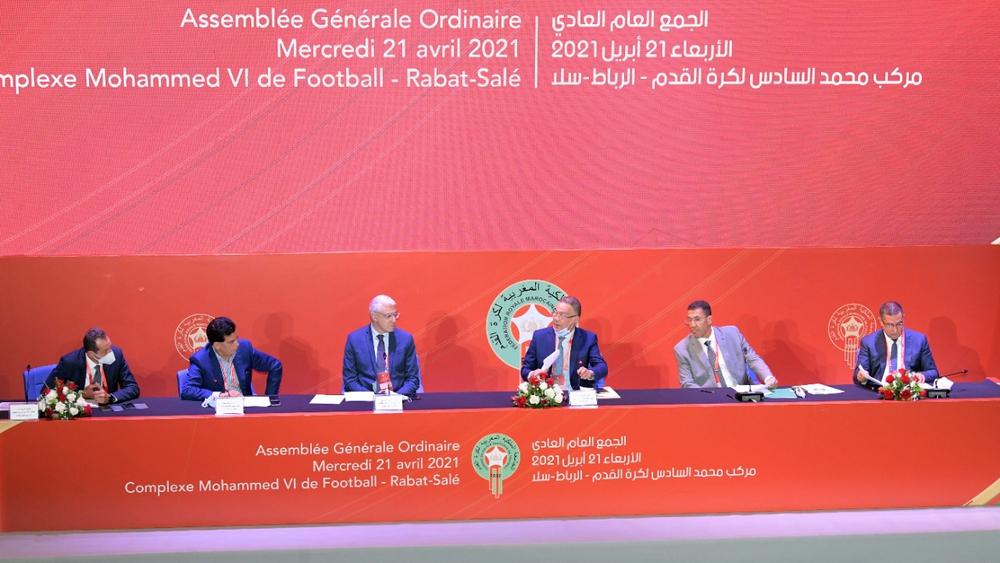 الجامعة تصادق على عدة تعديلات.. اللاعب "حر" في فسخ عقده إذا لم يتوصل بأجرتين والإيقاف 4 مباريات في حال عدم احترام منطقة الـ"VAR"