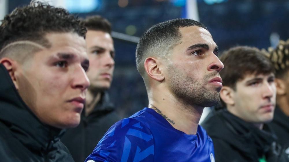 بعد سقوط شالكه إلى دوري الدرجة الثانية.. أحد لاعبي الفريق يهرب إلى الفندق مضطرًا بسبب ملاحقته من طرف مشجعين