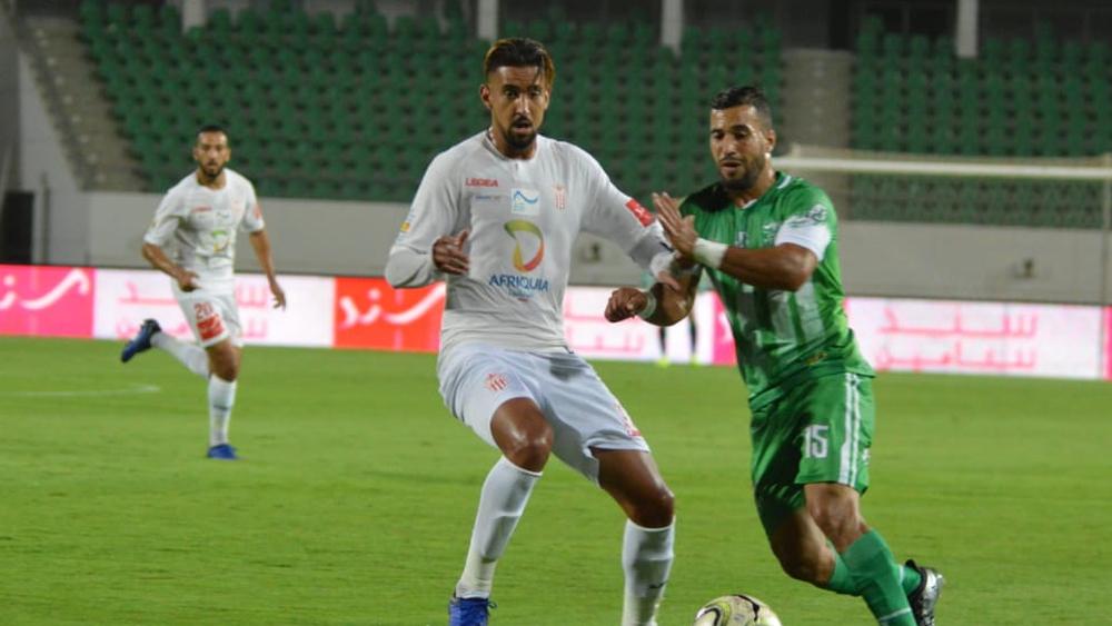 الجامعة تقرر برمجة مباراة رجاء بني ملال وحسنية أكادير في العاشرة ليلا مع تزويد الملعب البلدي بـ"الإنارة"