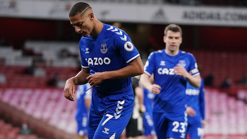 "النيران الصديقة" تهدي إيفرتون الفوز على أرسنال