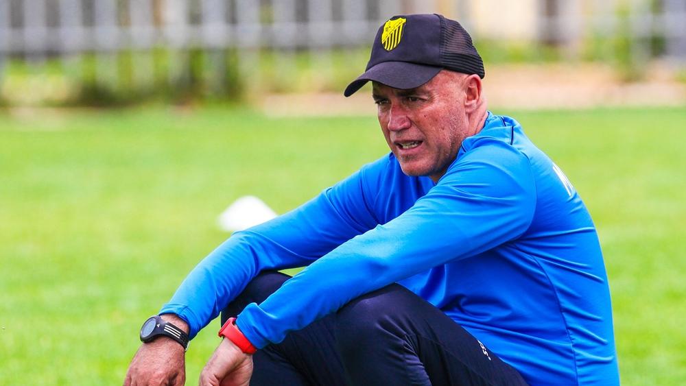 انقسام داخل المغرب الفاسي.. فئة تطالب برحيل غاموندي وأخرى تدافع عنه: "فوق طاقتك لا تلام وسط التركيبة البشرية الحالية"